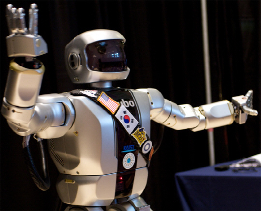 2012년 미국 필라델피아 드렉셀대학에서 열린 '올해의 엔지니어' 행사에서 기념 공연을 펼치고 있는 휴머노이드 '휴보'의 모습. 이 행사에서 드렉셀대 음악·엔터테인먼트기술연구소(MET lab)는 휴보 7대로 비틀즈의 음악을 직접 연주해 주목을 받았다. 2004년 KAIST가 세계 두 번째로 개발한 인간형 로봇 휴보는 미국과 중국, 싱가포르 등 10여 개 국에 수출됐다.